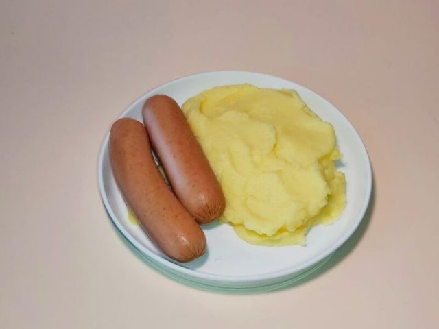 Сосиски с картофельным пюре - Хлебница