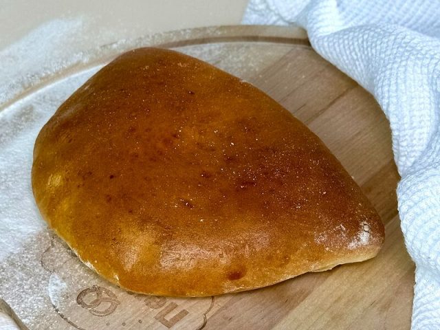 Закрытая пицца с колбасой и овощами - Хлебница