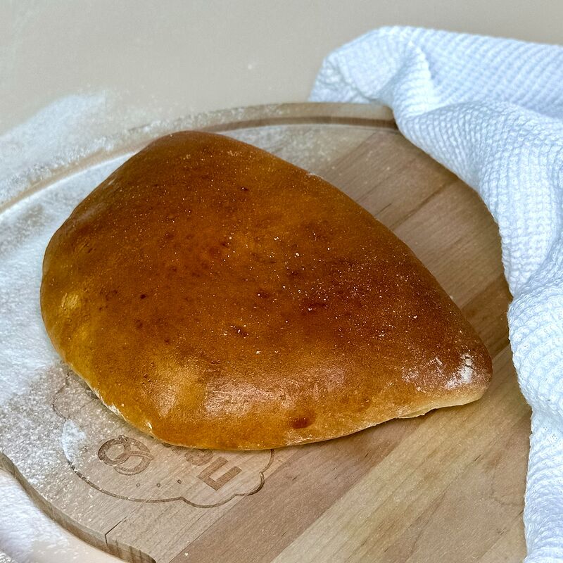 Закрытая пицца с колбасой и овощами - Хлебница