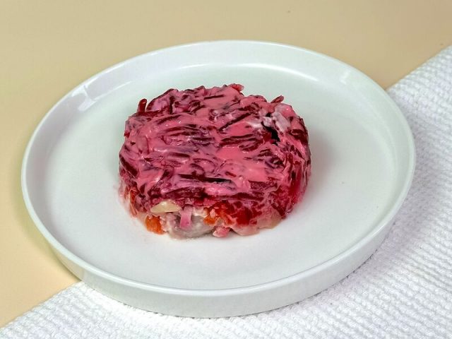 Салат Сельдь под шубой - Хлебница