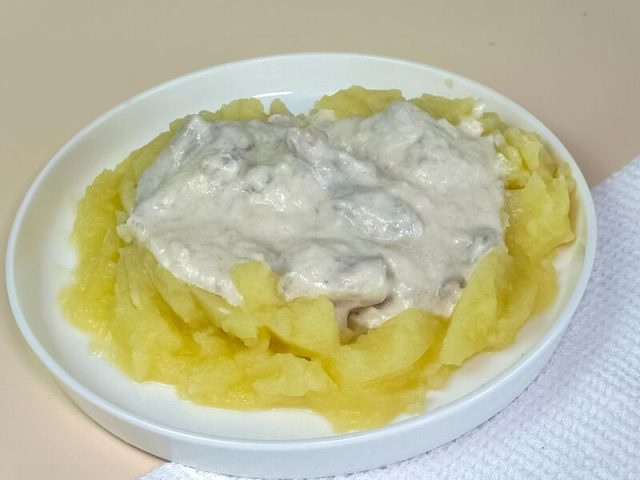 Бефстроганов с картофельным пюре - Хлебница