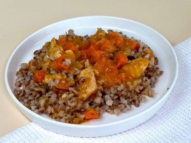 Гречка с курицей в соусе - Хлебница